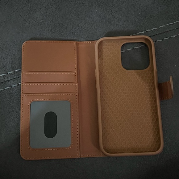 iPhone 13 Pro brown leather MagSafe wallet case - Picture 3 of 6